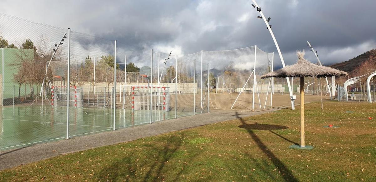 Chalet Adosado Entero, Bbq Y Piscina Comunitaria Sabiñánigo 外观 照片