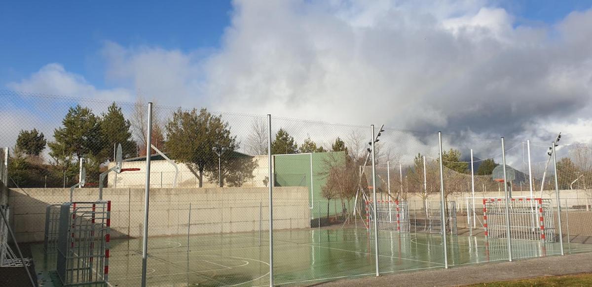 Chalet Adosado Entero, Bbq Y Piscina Comunitaria Sabiñánigo 外观 照片